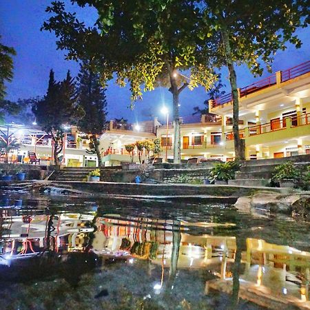 Pandu Lakeside Hotel Parapat Exterior foto