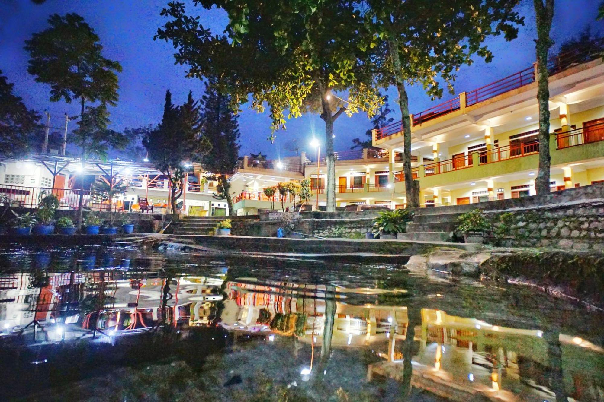 Pandu Lakeside Hotel Parapat Exterior foto