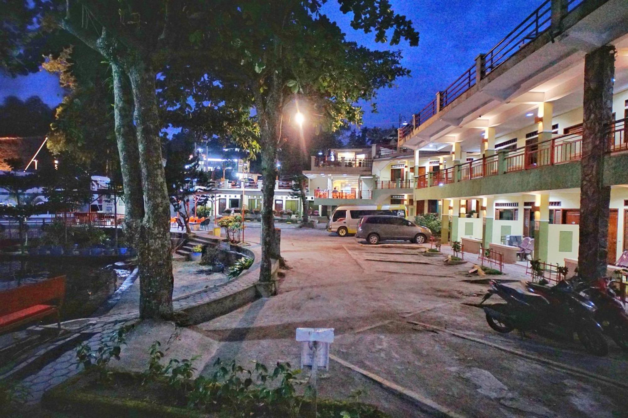 Pandu Lakeside Hotel Parapat Exterior foto